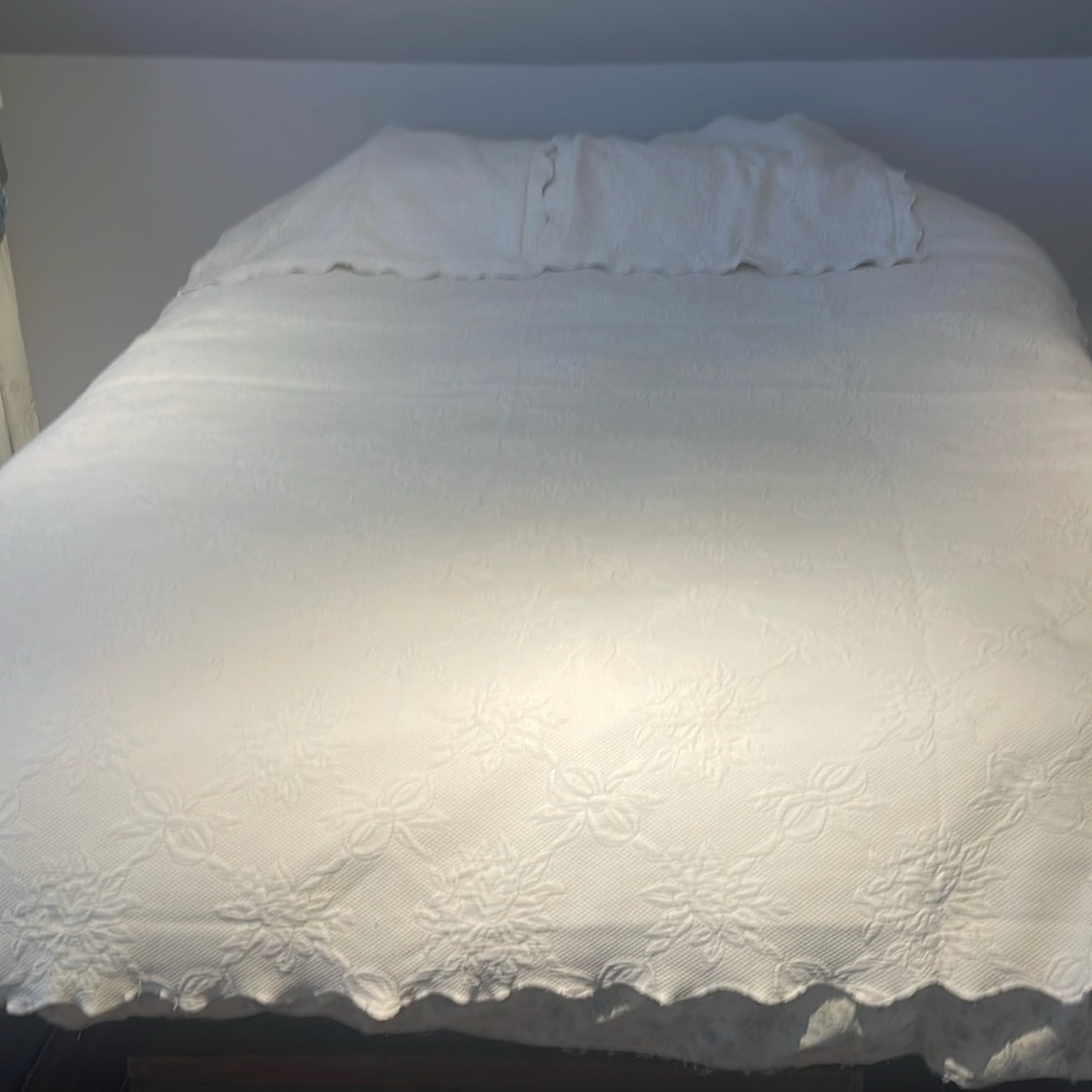 White bedspread set